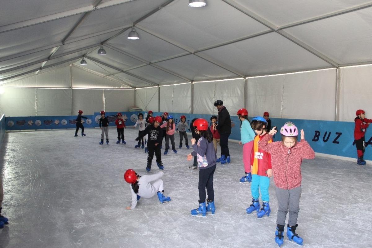 Gaziosmanpaşalı &ccedil;ocukların buz pateni eğlencesi