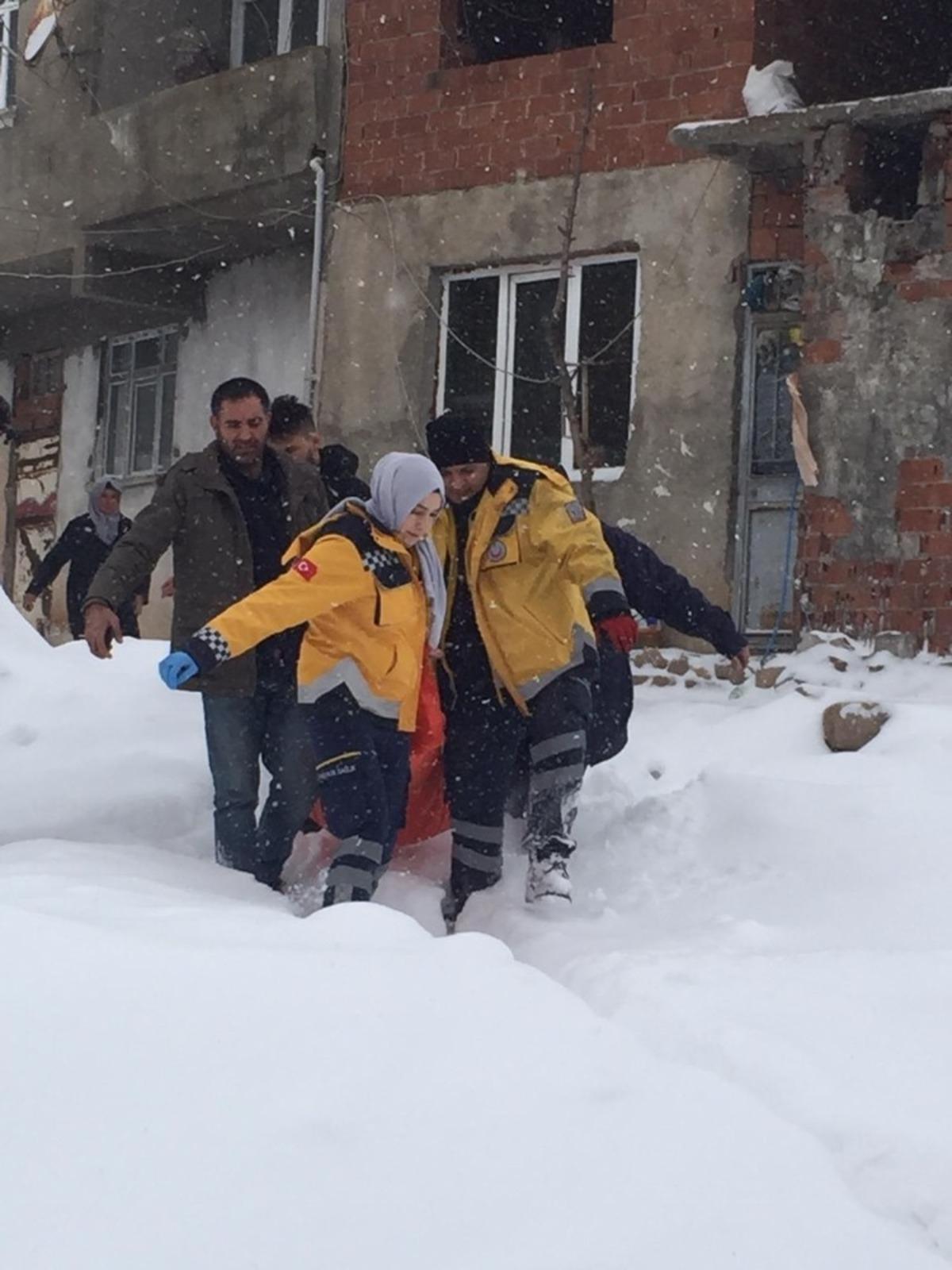 K&ouml;yde mahsur kalan yaşlı hasta kurtarıldı