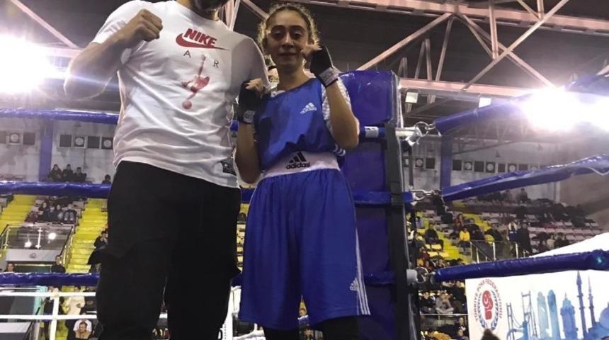 Denizlili gen&ccedil; kızların boksta gururlandıran başarısı
