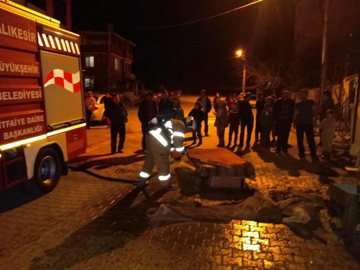 Yangını s&ouml;nd&uuml;r&uuml;rken yaralandı