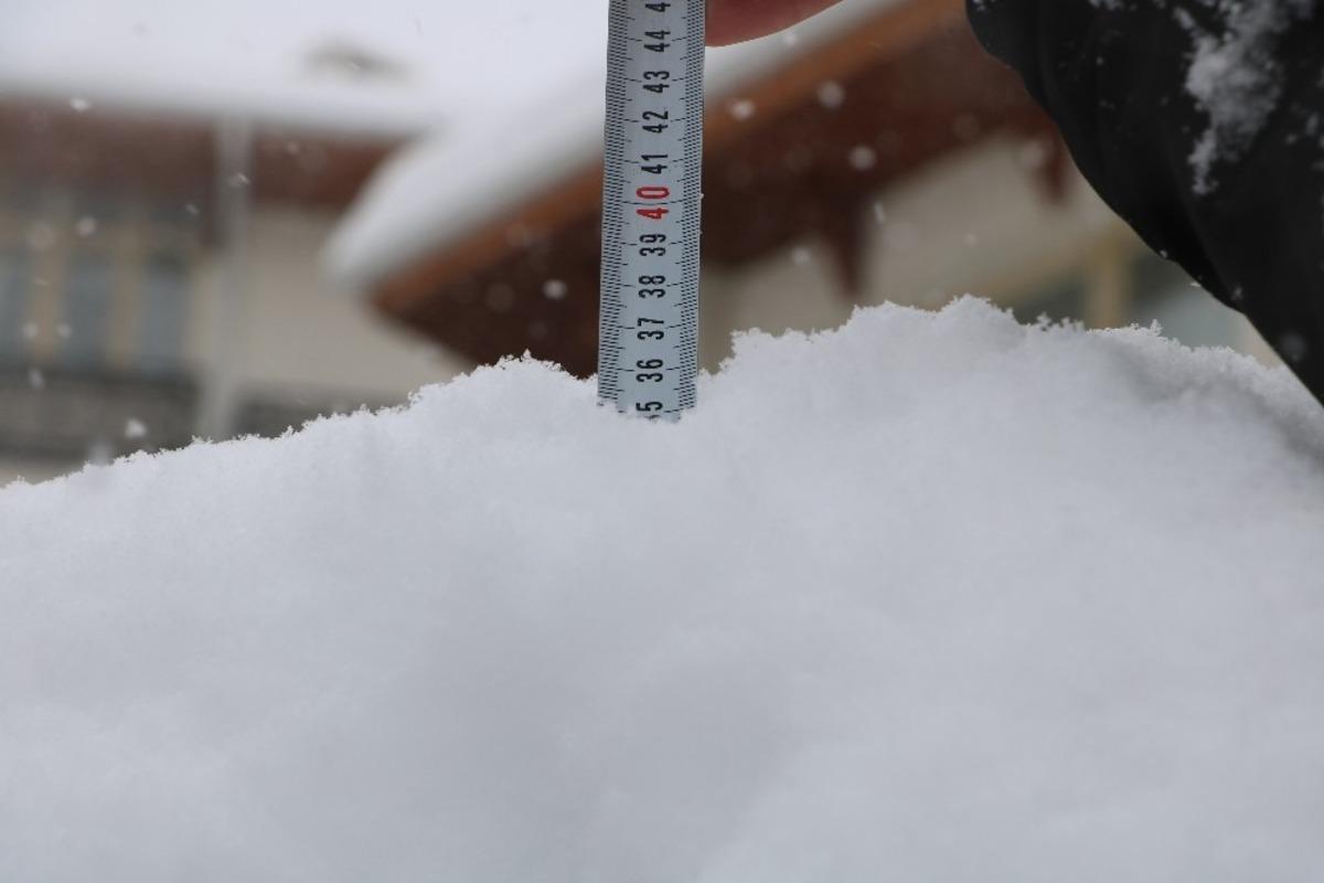 Sivas&rsquo;ta kent merkezinde kar kalınlığı 35 santimetreye ulaştı