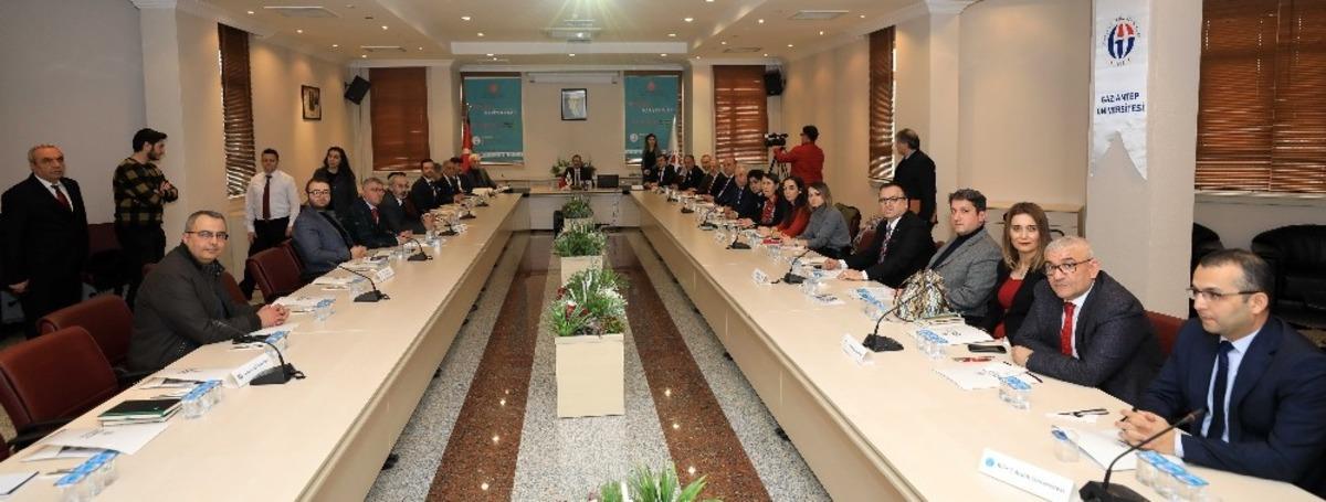 GA&Uuml;N&rsquo;de rekt&ouml;rler zirvesi