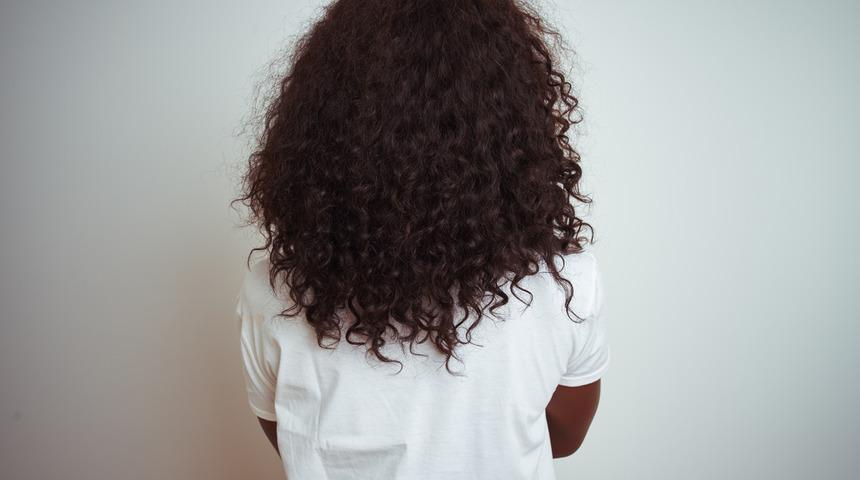 Sa&ccedil;ları y&uuml;z&uuml;nden okula alınmayan kız tazminat kazandı!