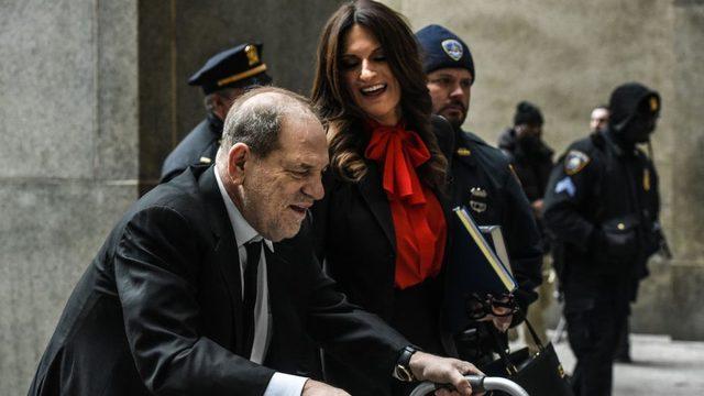 Weinstein ile birlikte duruşma salonuna ilerlerken görülen Donna Rotunno, bugüne kadar cinsel suçlar yöneltilen 40 erkeği savundu