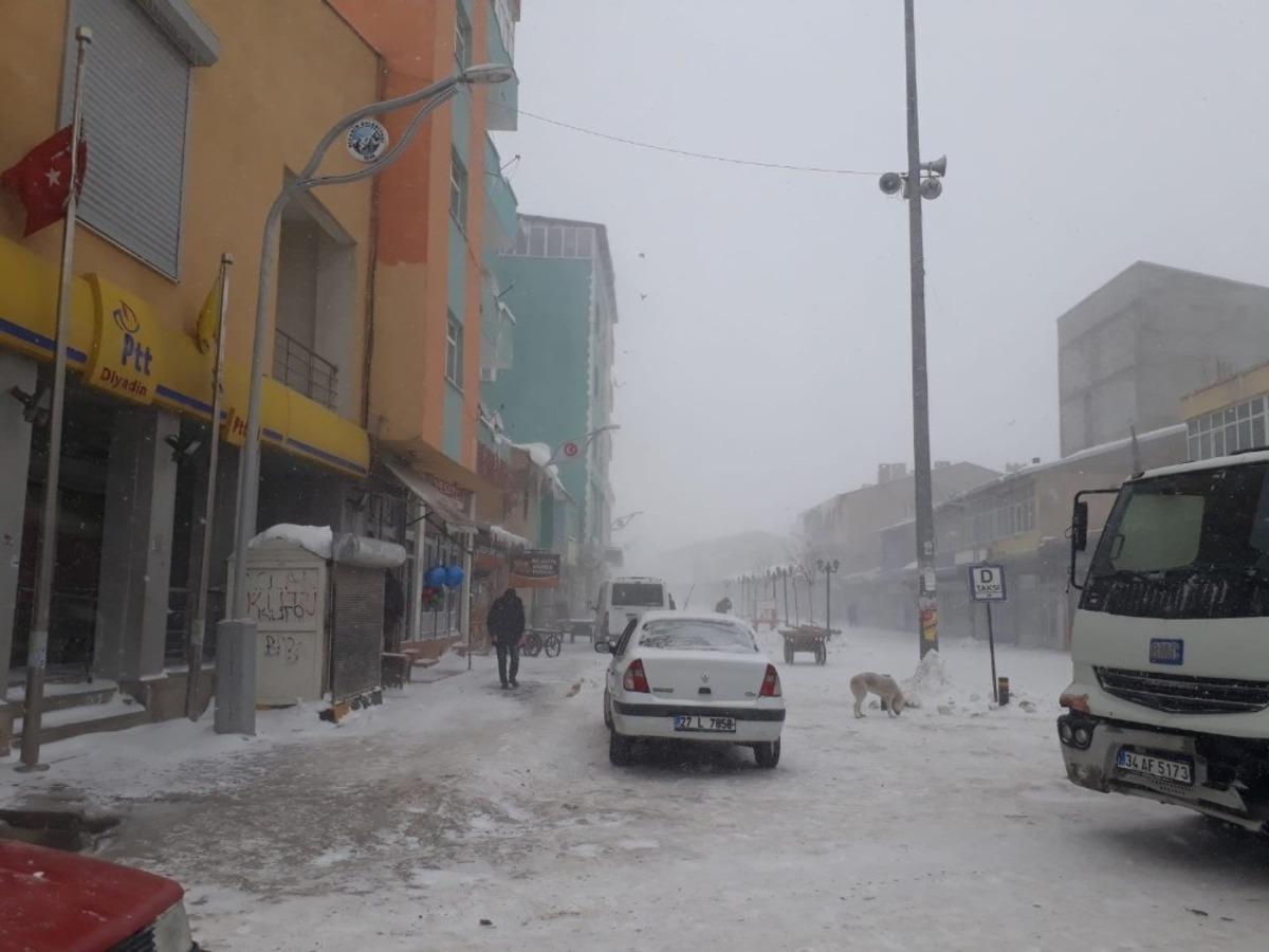 Ağrı&rsquo;da tipi hayatı fel&ccedil; etti