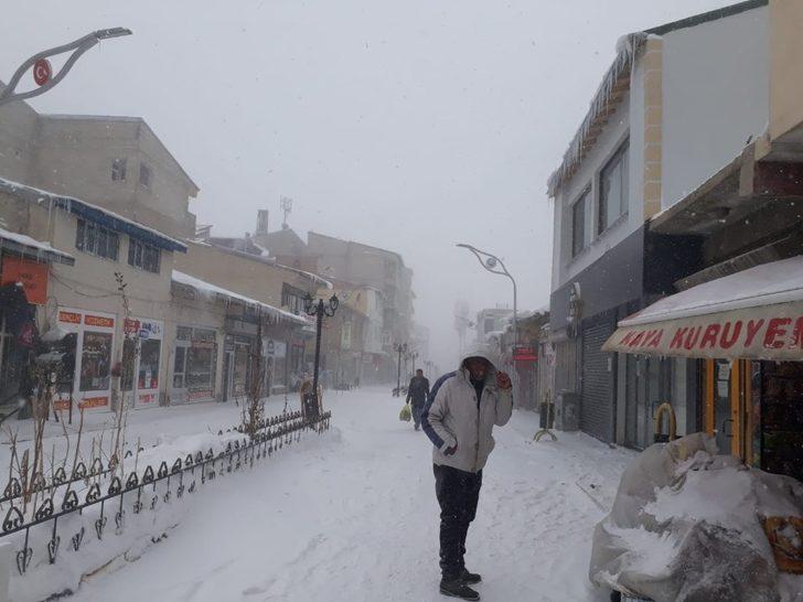 Ağrı’da tipi hayatı felç etti G3