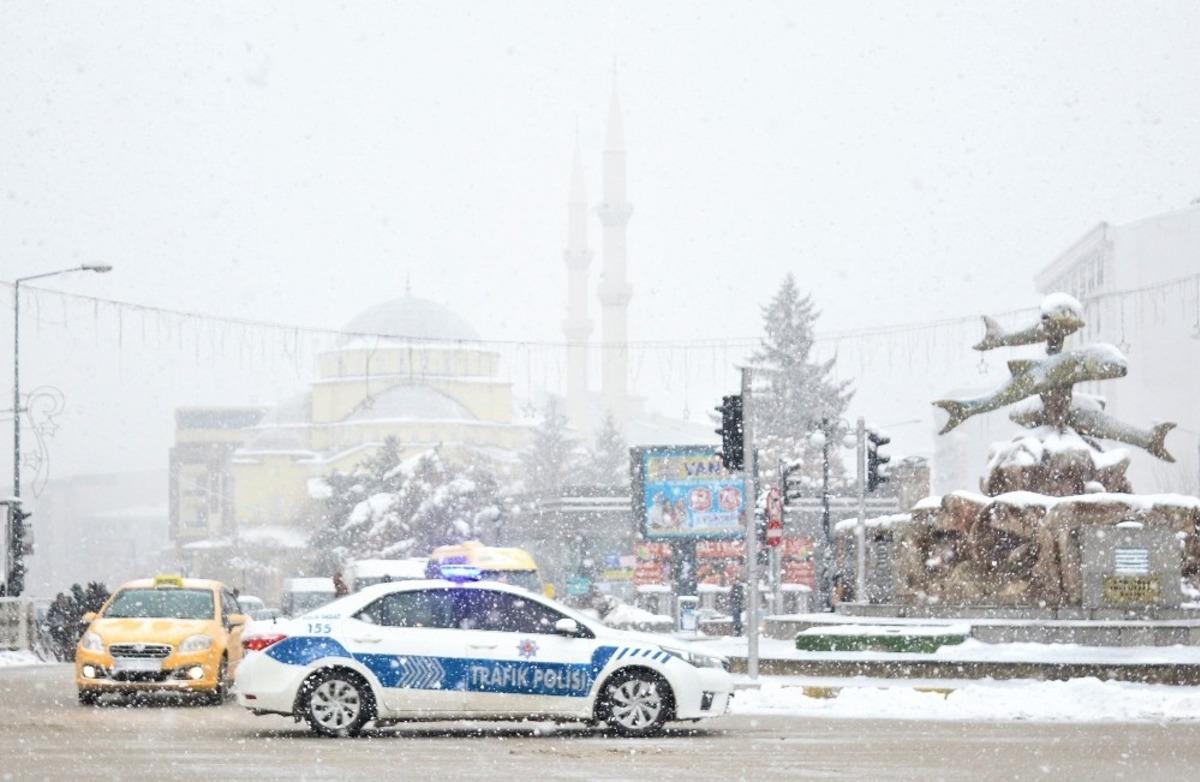 Van&rsquo;da yoğun kar yağışı