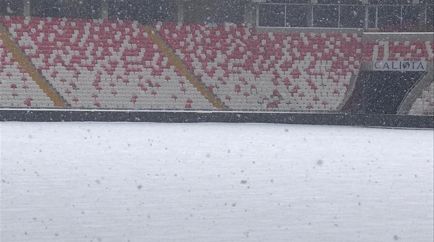 Antalyaspor uçağı olumsuz hava şartları sebebiyle Sivas'a inemedi