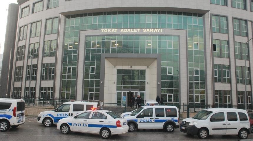 Adliye &ccedil;ıkışında kendisini istismar ettiği iddia edilen şahsın yakınlarına saldırdı