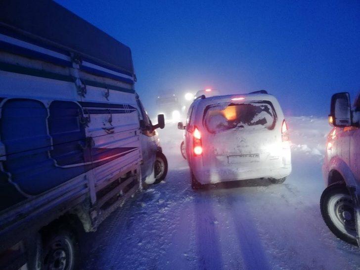 Van yolunda yüzlerce araç mahsur kaldı G1