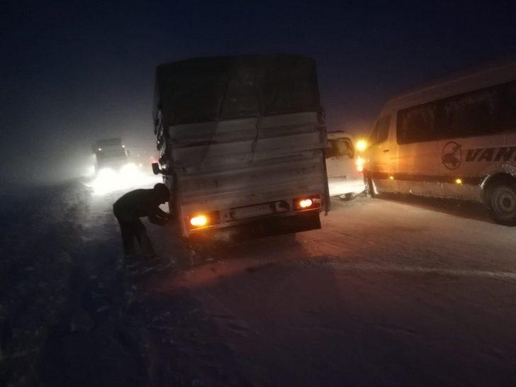 Van yolunda yüzlerce araç mahsur kaldı G3