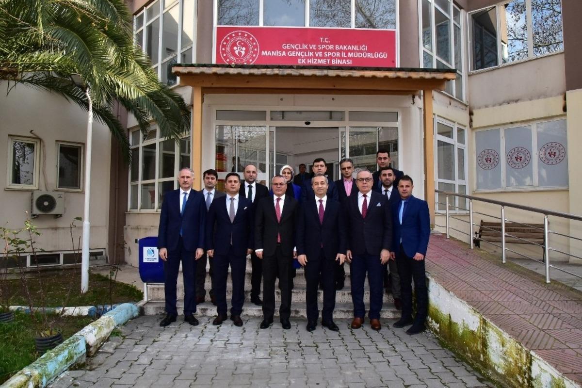 Manisa&rsquo;daki spor yatırımları g&ouml;r&uuml;ş&uuml;ld&uuml;