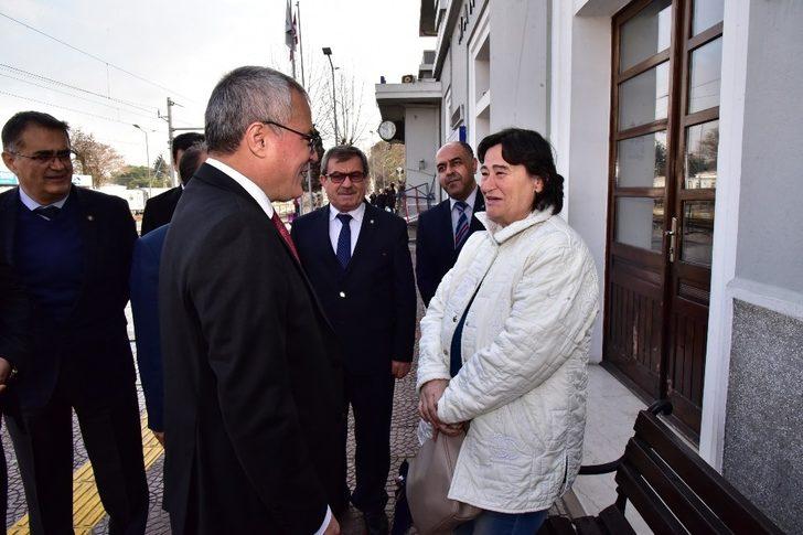 Tren garında valiyi karşılarında gören vatandaşlar şaşırdı G1
