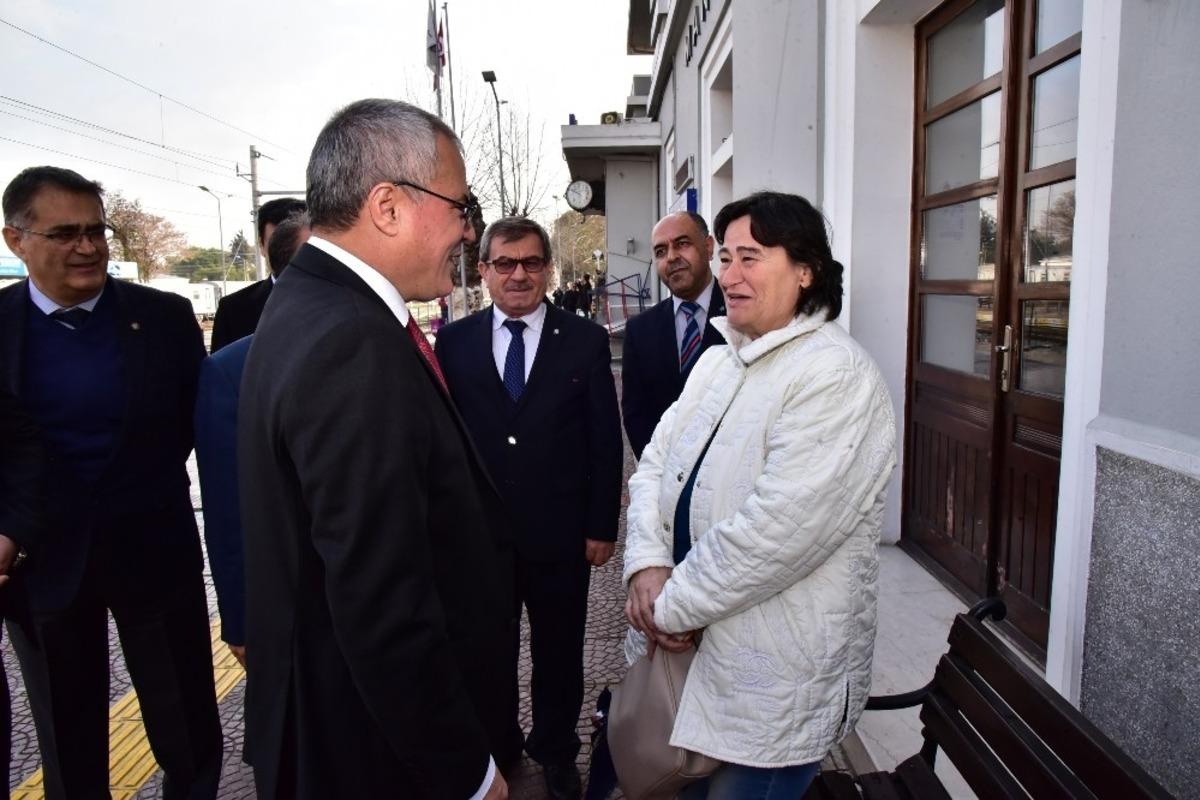Tren garında valiyi karşılarında g&ouml;ren vatandaşlar şaşırdı