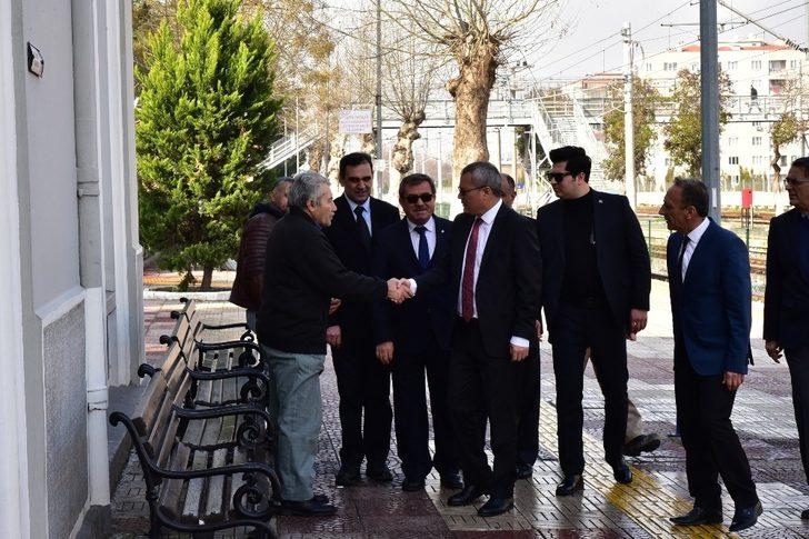 Tren garında valiyi karşılarında gören vatandaşlar şaşırdı G2