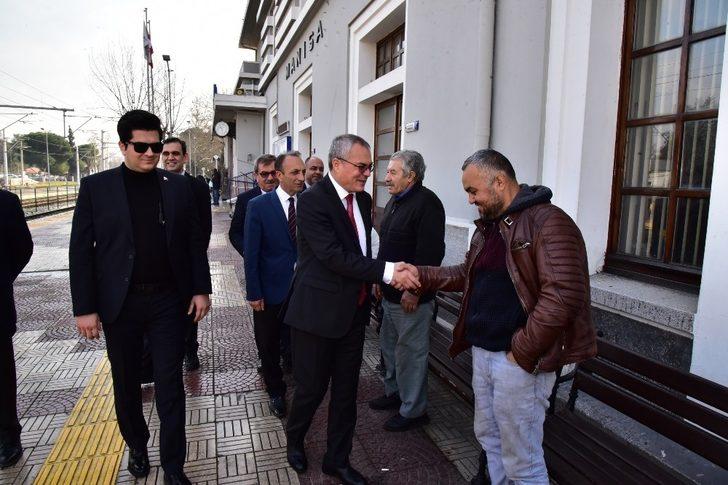 Tren garında valiyi karşılarında gören vatandaşlar şaşırdı G4