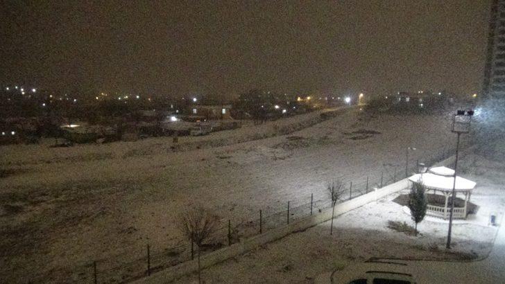 Diyarbakır'da 4 yıl sonra yağan kar sevinci! Her yer beyaza büründü G2