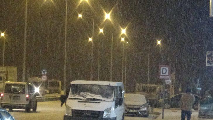 Diyarbakır'da 4 yıl sonra yağan kar sevinci! Her yer beyaza büründü G3