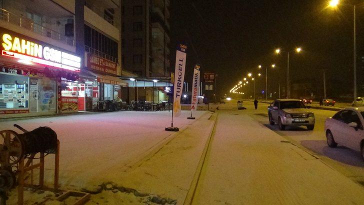 Diyarbakır'da 4 yıl sonra yağan kar sevinci! Her yer beyaza büründü G5