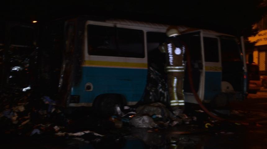 Esenler&rsquo;de i&ccedil;i tekstil malzemesi dolu minib&uuml;s alev alev yandı