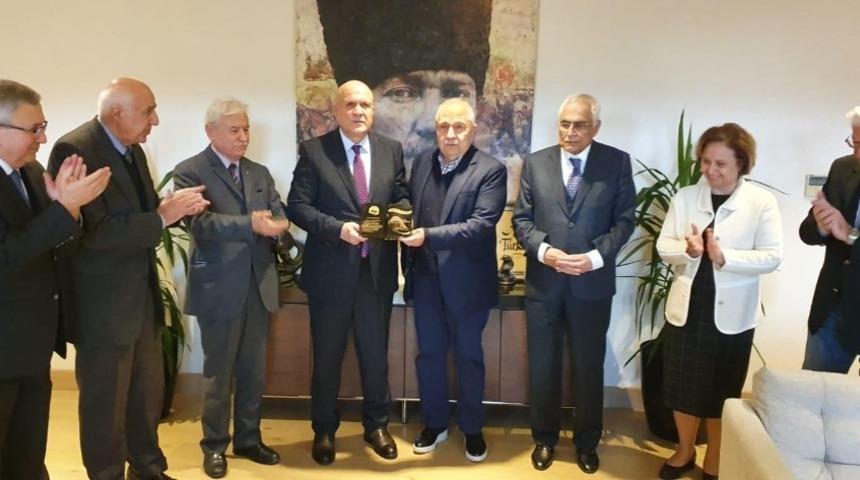 Başkan Pekmezci, Dalan&rsquo;a plaketini takdim etti