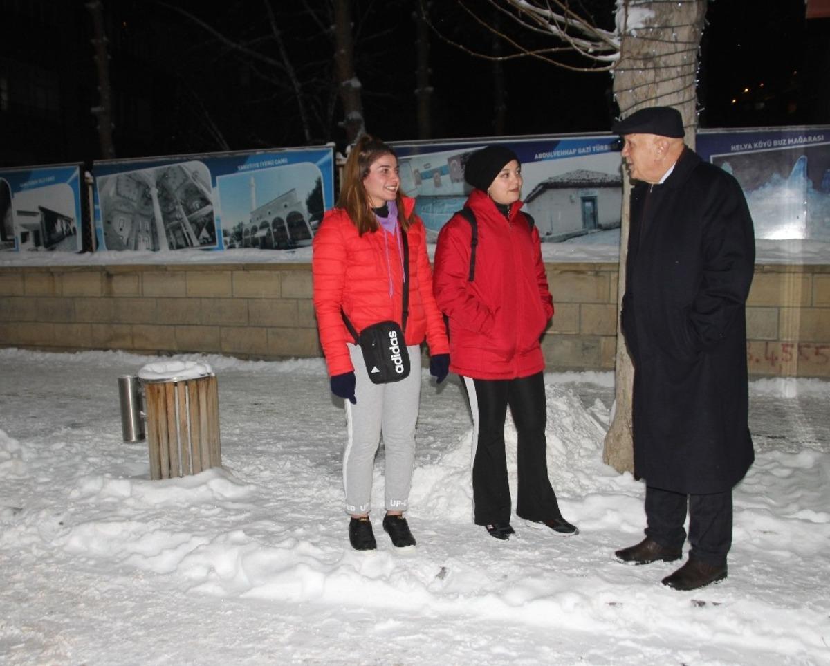 Başkan Pekmezci karla m&uuml;cadele &ccedil;alışmalarını sahada takip etti