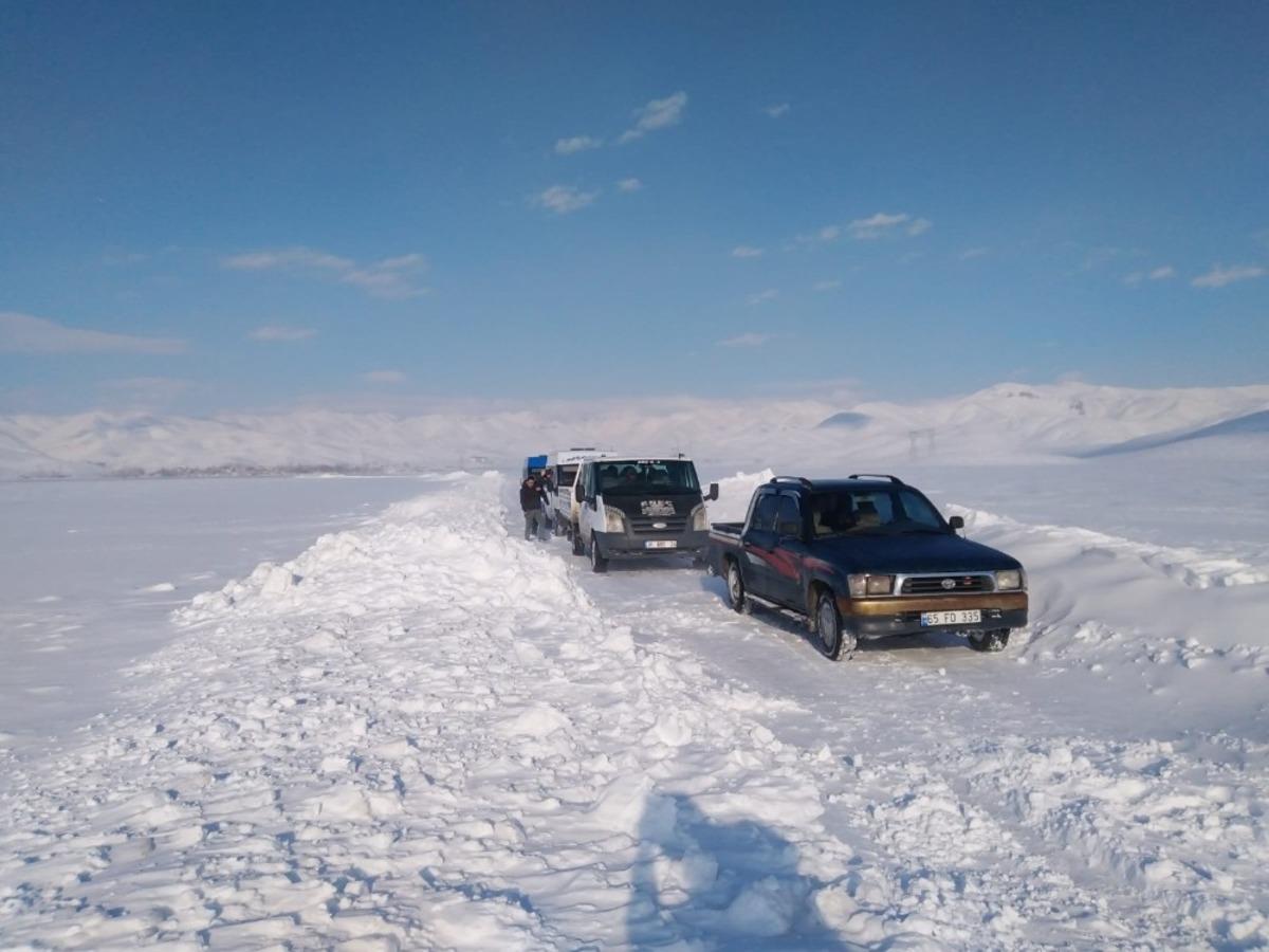 Y&uuml;ksekova&rsquo;da tipiye yakalanan vatandaşlar kurtarıldı
