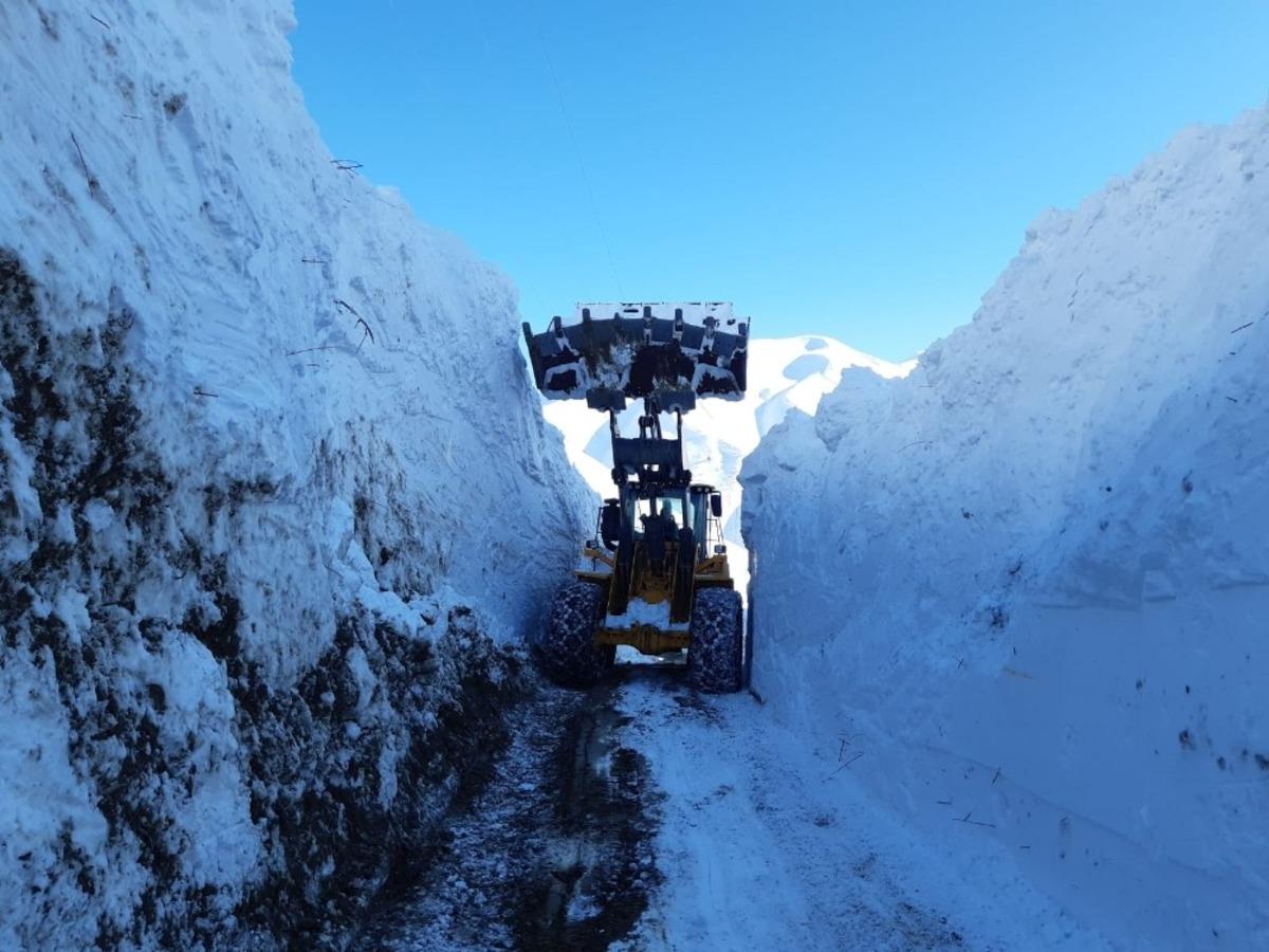 Y&uuml;ksekova&rsquo;da 6 metreyi bulan kar t&uuml;nelleri şaşırttı