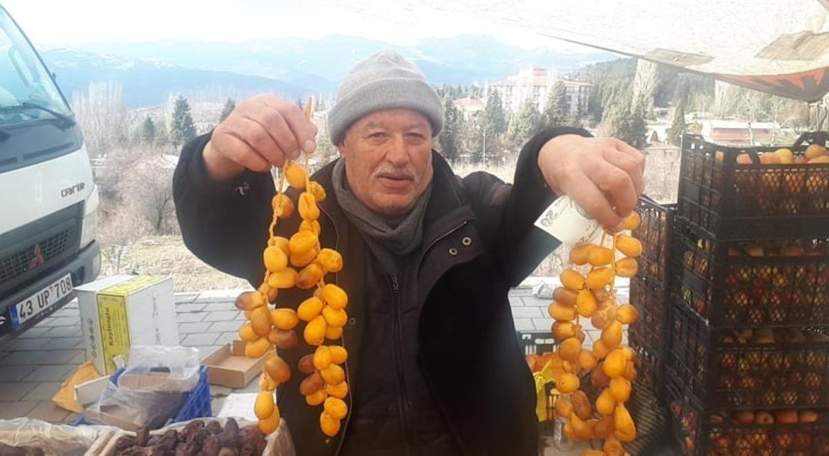 Dalında taze hurma ilgi g&ouml;r&uuml;yor