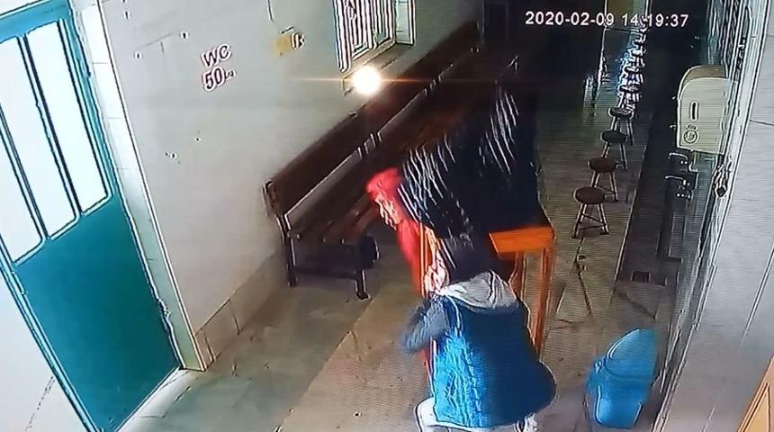 Bursa&rsquo;da bir  camide bulunan yardım kutusunu masayla birlikte b&ouml;yle &ccedil;aldılar