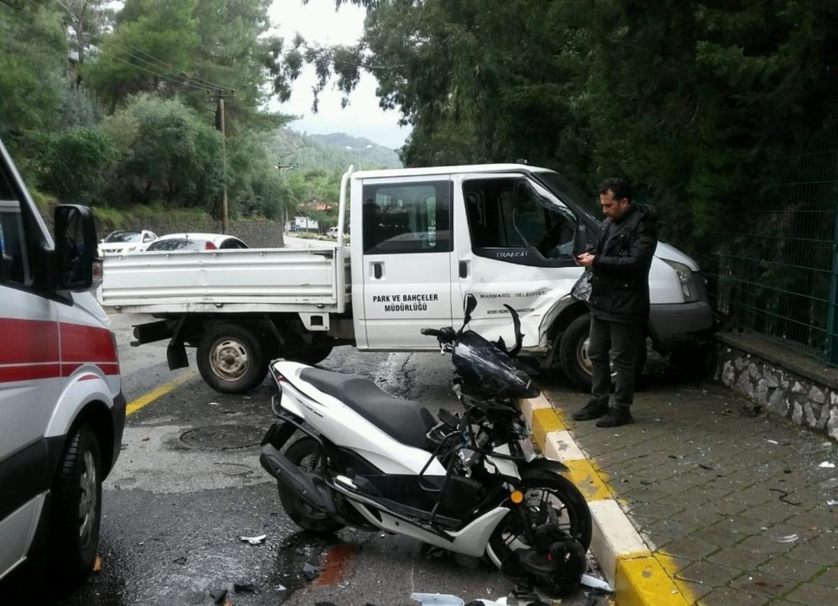 Motosiklet s&uuml;r&uuml;c&uuml;s&uuml;n&uuml;n hayatını kask kurtardı