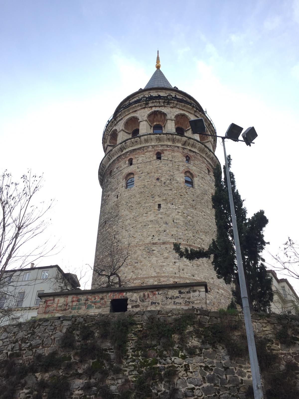 Galata Kulesi'nin duvarlarına yazılan yazılar tepki &ccedil;ekiyor