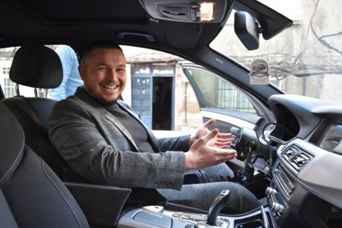 Otomobilinin direksiyonunu &ccedil;alan hırsıza b&ouml;yle seslendi: Ucuz yollu ayarlarsan almaya razıyım