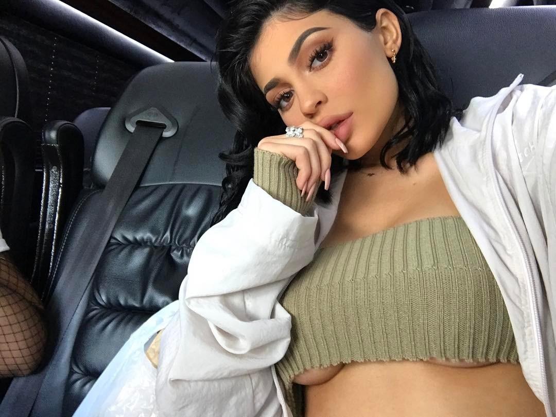 Kylie Jenner'ın kırmızı derin dekolteli elbisesi olay oldu