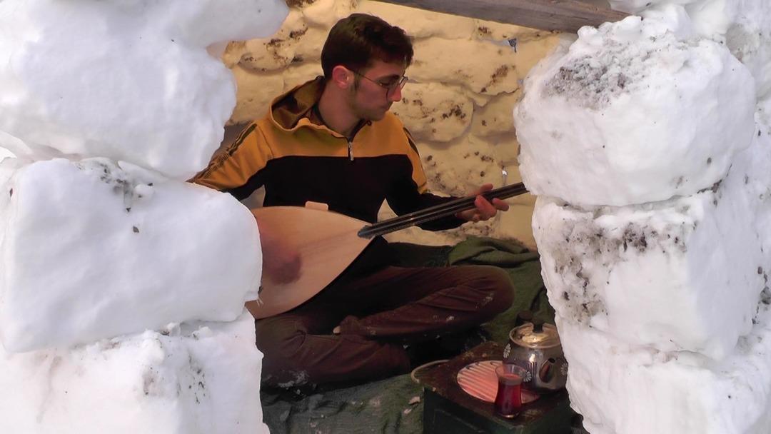 Sadece 2 g&uuml;nde kardan ev yaptı!