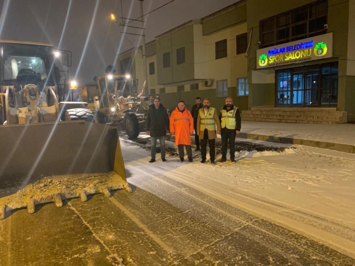 Başkan Beyoğlu kar temizleme &ccedil;alışmalarında