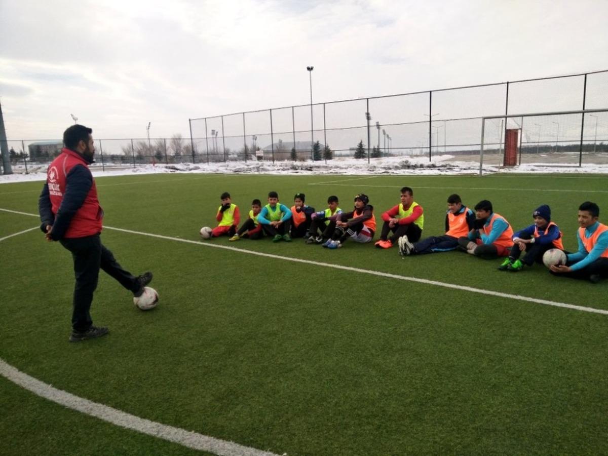 Aziziye Gen&ccedil;lik Merkezi Afganlı &ccedil;ocuklara kucak a&ccedil;tı