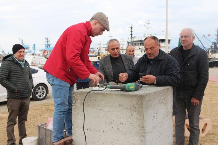 Süngerci heykeli, Gökçeada’daki yerini aldı G2