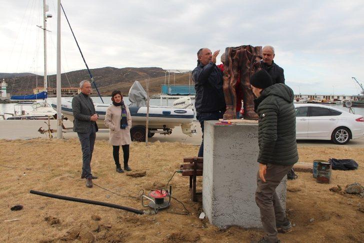 Süngerci heykeli, Gökçeada’daki yerini aldı G3