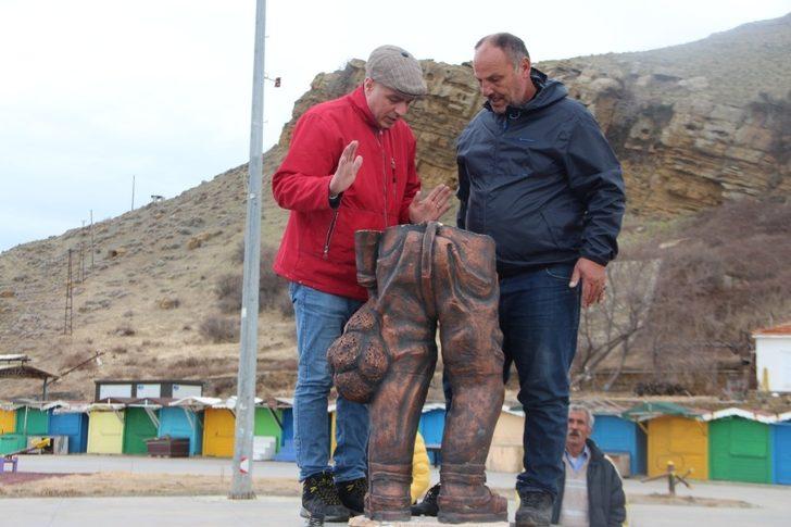 Süngerci heykeli, Gökçeada’daki yerini aldı G4