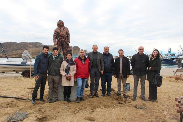 Süngerci heykeli, Gökçeada’daki yerini aldı G5