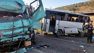 İşçi servisi ile kamyon çarpıştı! 4 ölü 