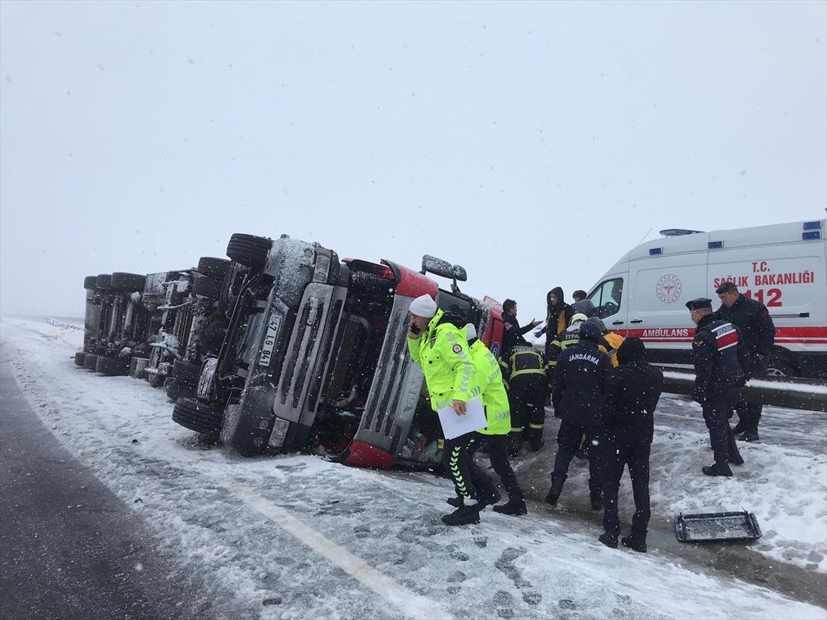 Aksaray'da bir tırın devrilmesi sonucu 5 kişi yaralandı