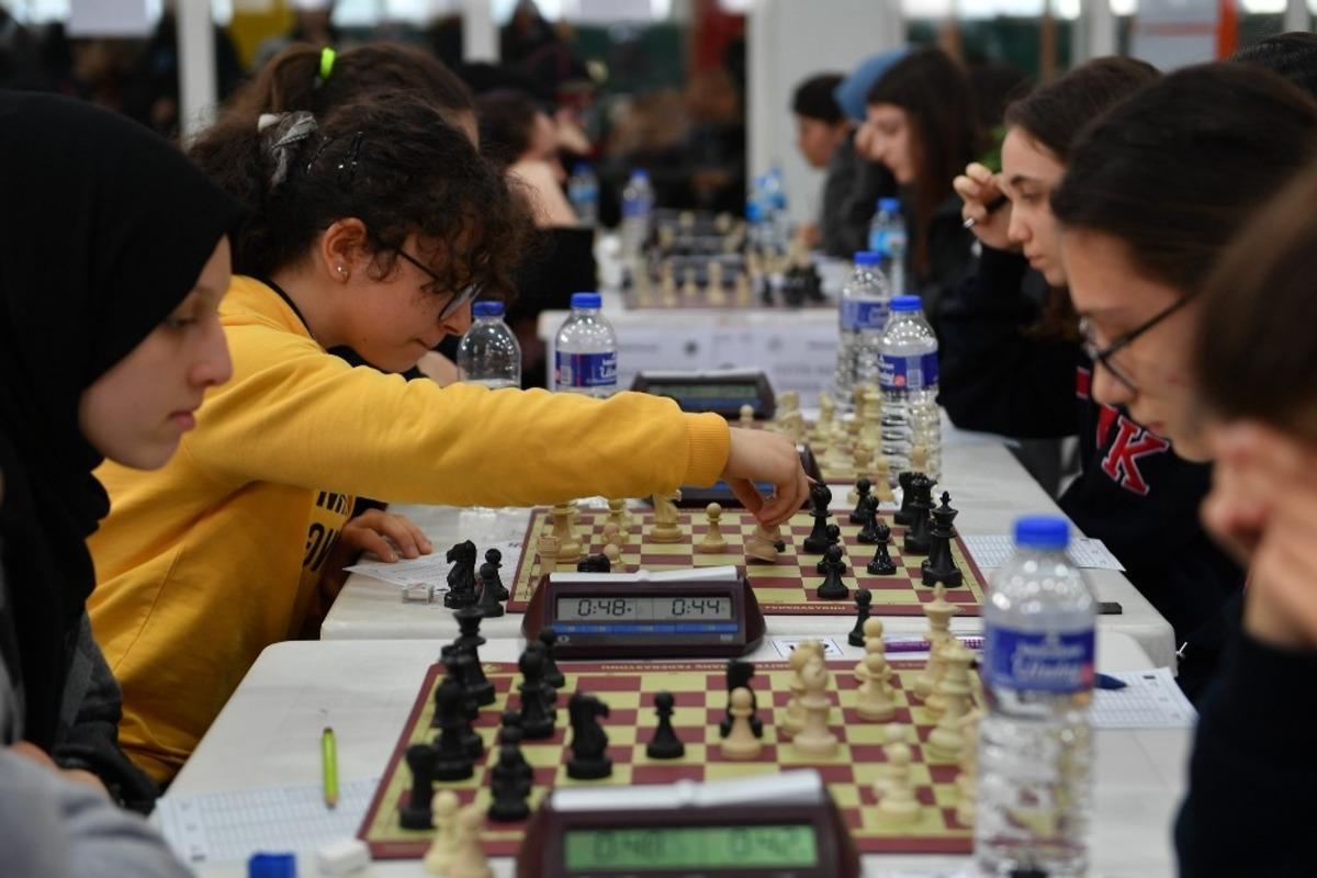 Gen&ccedil; santran&ccedil;&ccedil;ılar kupalarını aldı