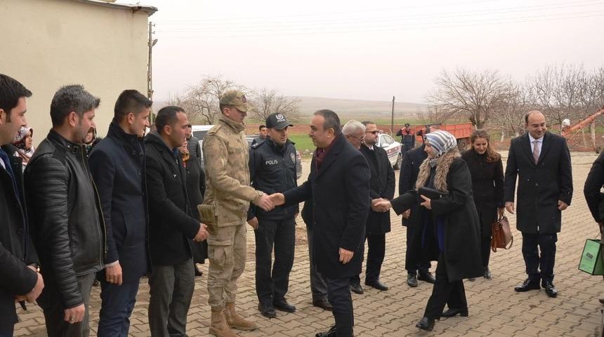 Vali Soytürk şehit polisin ailesiyle bir araya geldi
