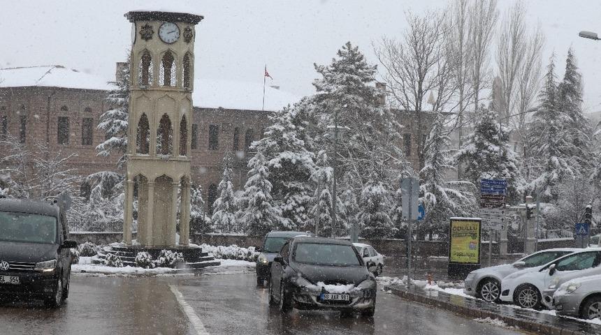 Aksaray&rsquo;da kar yağışı nedeniyle eğitime 1 g&uuml;n ara verildi