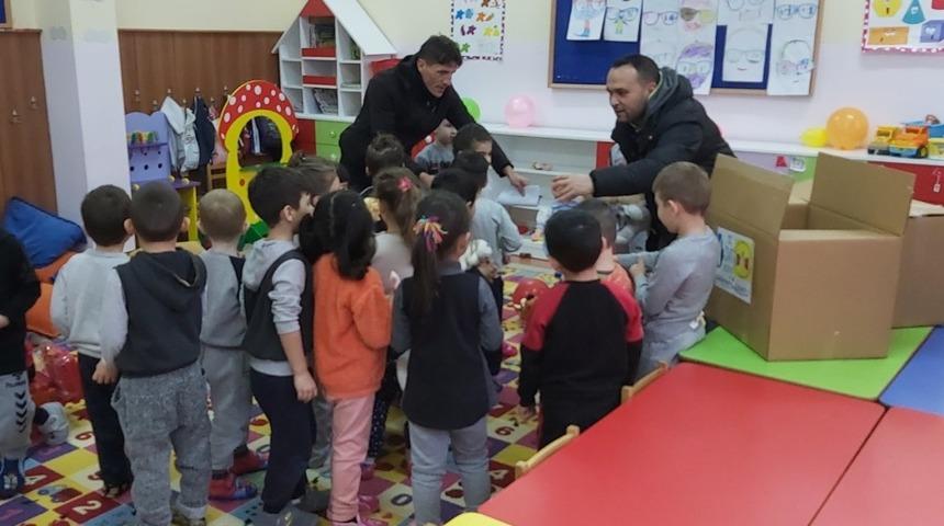 Başkan H&uuml;rriyet&rsquo;ten &ccedil;ocuklara armağan