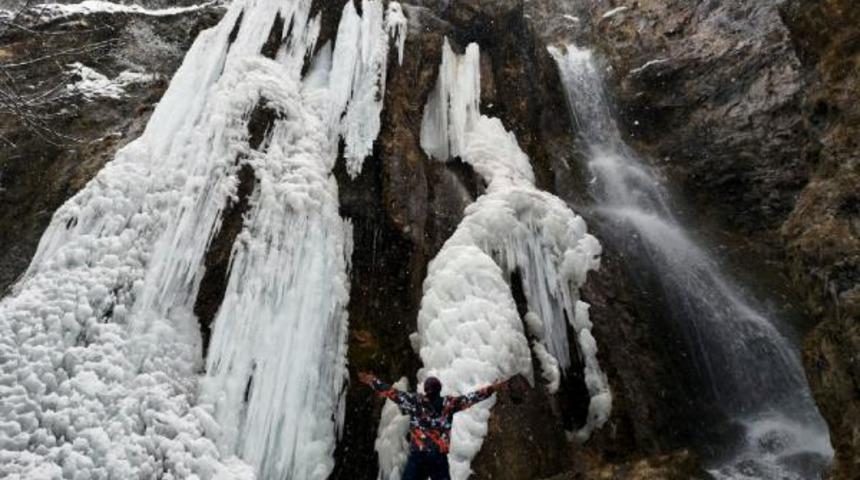 Hakkari'de donan şelaleyi g&ouml;ren hayran kalıyor