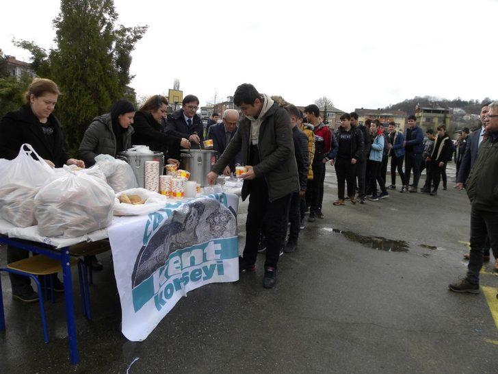 Çaycuma Kent Konseyi kadınları öğrencilerin içini ısıttı G3