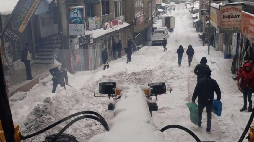 Belediye ekipleri geceyi yollarda ge&ccedil;irdi